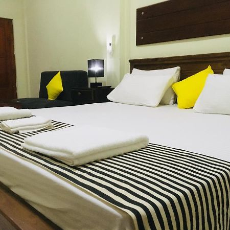 The Max Villa Negombo Esterno foto