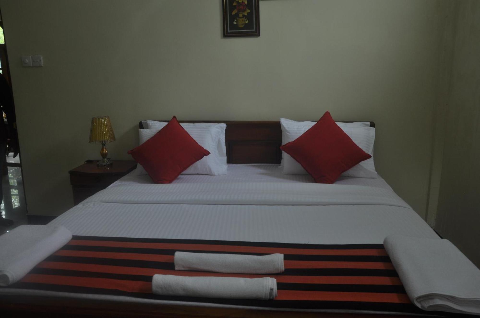 The Max Villa Negombo Esterno foto