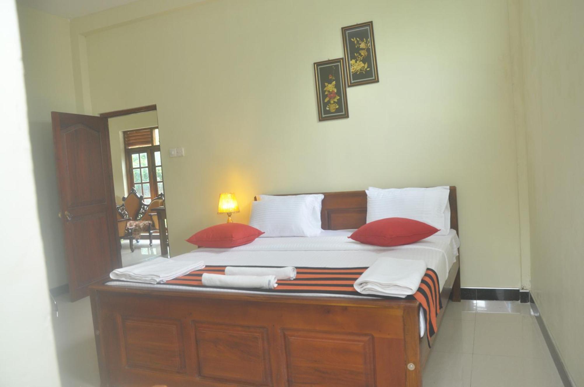The Max Villa Negombo Esterno foto