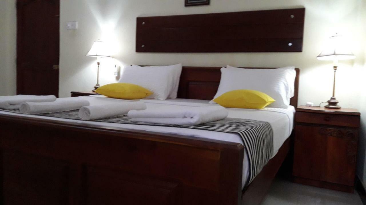 The Max Villa Negombo Esterno foto