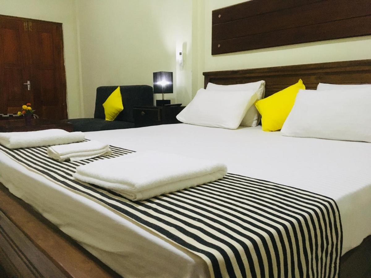 The Max Villa Negombo Esterno foto